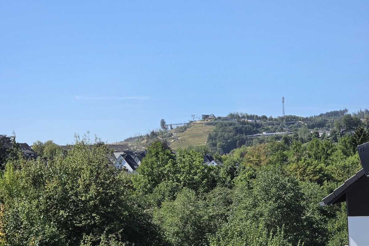 Blick vom Balkon der Ferienwohnung auf den Erlebnisberg Kappe in Winterberg