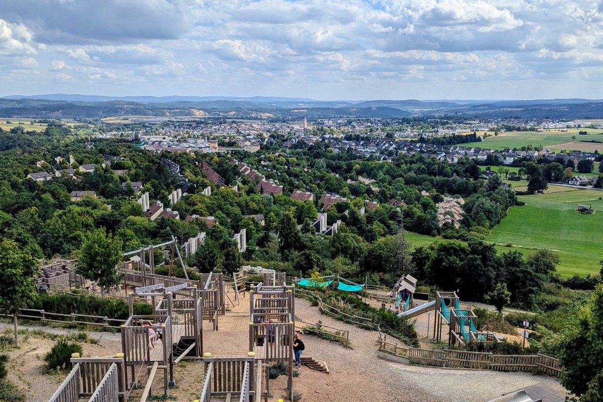 Blick von oben über den Spielplatz AVENTURA - Der SpielBerg in Medebach bis nach Medebach ins Tal