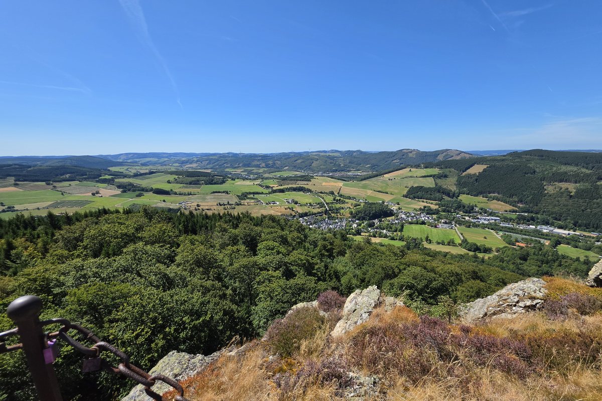 Blick von den Bruchhauser Steinen über Waelder, Wiesen und das Dorf im Tal