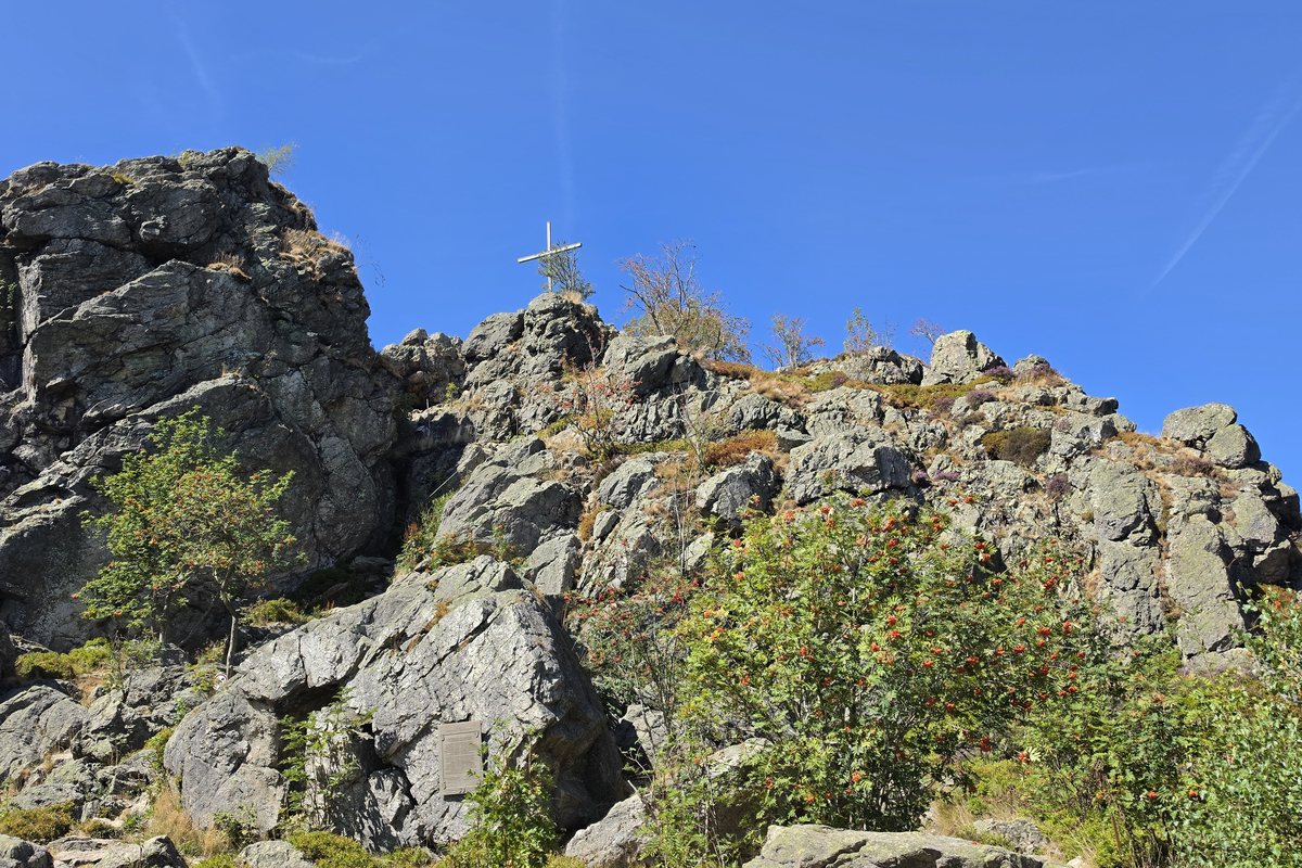 Der Feldstein der Bruchhauser Steine mit dem Gipfelkreuz vor blauem Himmel