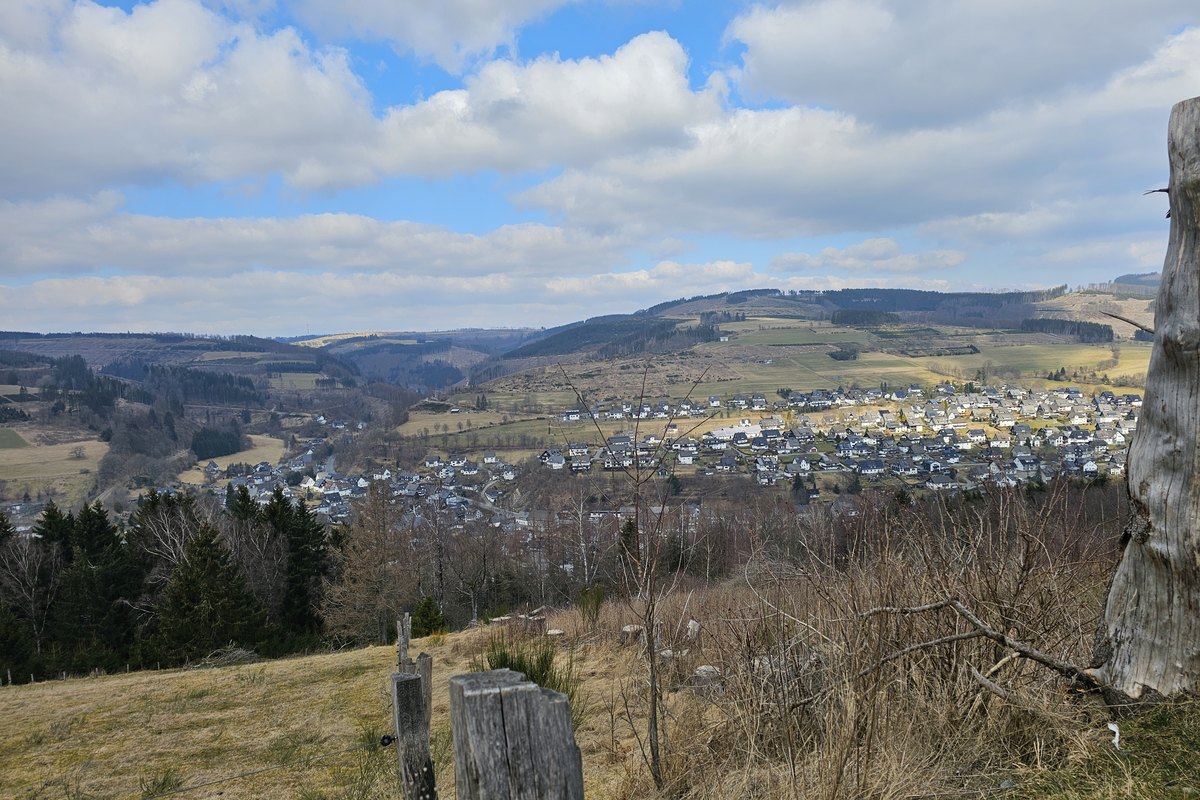 Weite Aussicht vom Fabelhaften Elfensteig in Züschen über das Tal und die Berge des Sauerlands