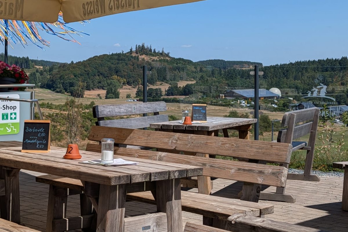 Sonnige Terrasse des Hasenstall - Die Hütte am Bromberg mit Blick ins Sauerland, direkt am Spielplatz AVENTURA in Medebach