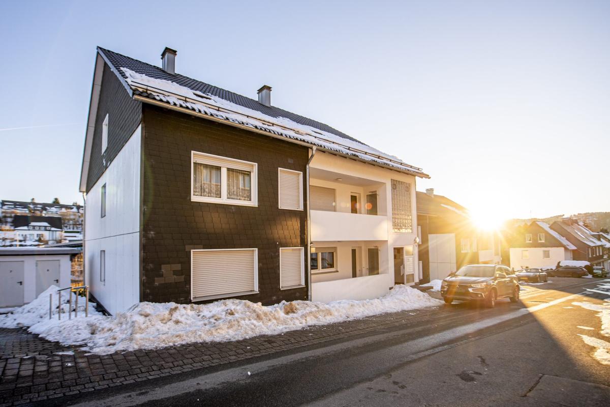 Straßenansicht des Hauses der kunterbunten Ferienwohnung in der Günninghauser Straße in Winterberg