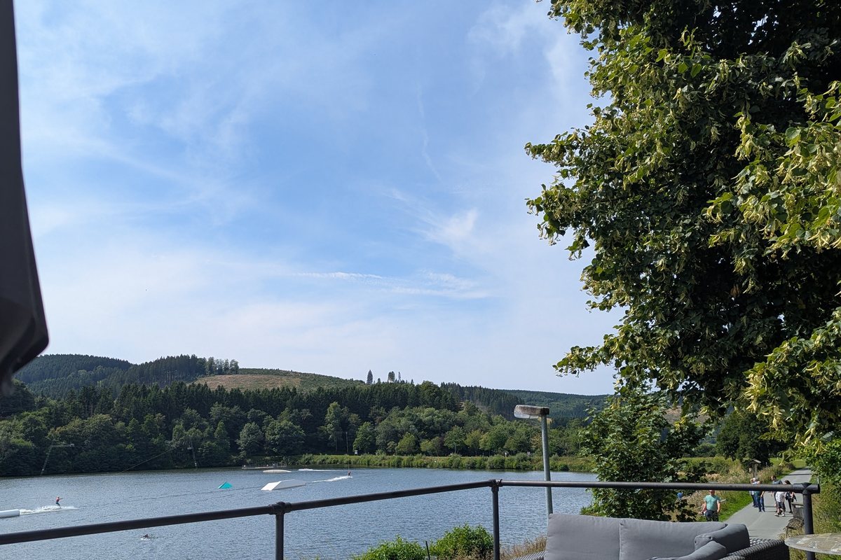 Blick von der Terrasse des HighFive über den Hillebachsee mit der Wasserskianlage