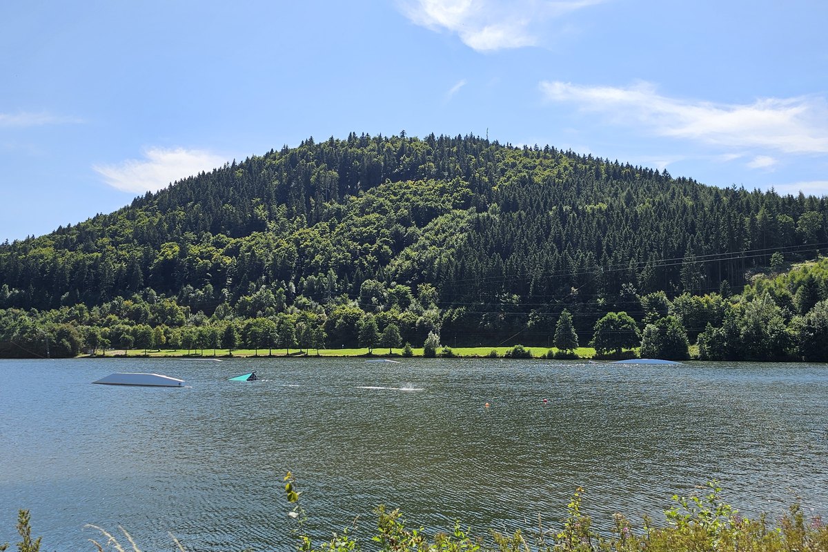 Der Hillebachsee bei Winterberg-Niedersfeld im Sommer mit der Wasserskianlage