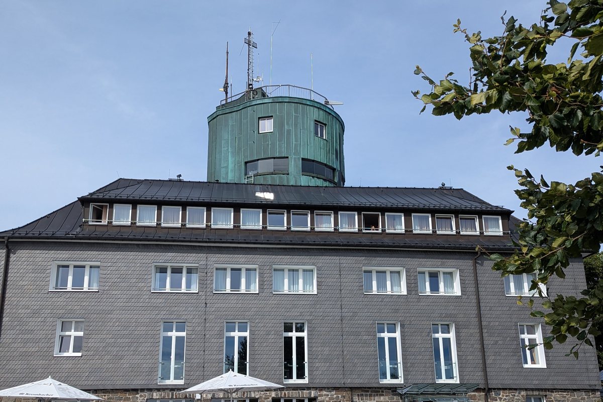 Der Astenturm auf dem Kahlen Asten bei Winterberg mit grünem Turmaufsatz und Wetterstation