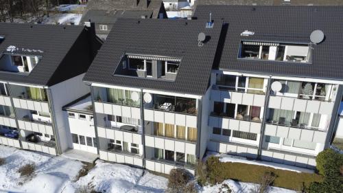 Luftbild des Mehrfamilienhauses in Winterberg von der Balkonseite