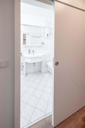 Blick durch die Schiebetür in das Badezimmer der Ferienwohnung in Winterberg