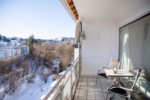 Blick vom Balkon der Ferienwohnung in Winterberg über die verschneite Umgebung