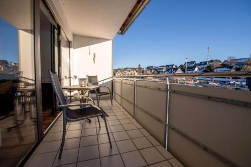 Balkon der Ferienwohnung in Winterberg mit Tisch und zwei Stühlen