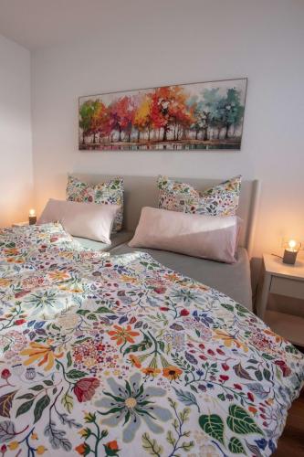Frisch bezogenes Doppelbett mit geblümter Bettwäsche im Schlafzimmer der Ferienwohnung