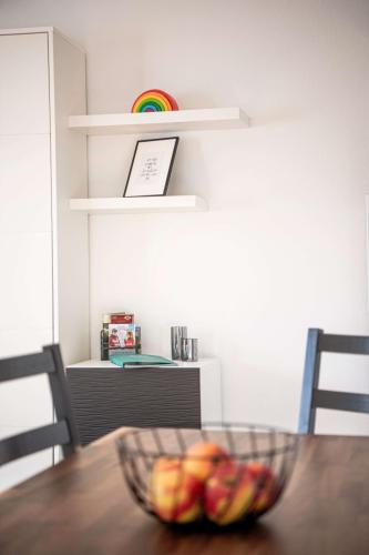 Regal mit Regenbogen und Obstschale auf dem Esstisch der Ferienwohnung in Winterberg