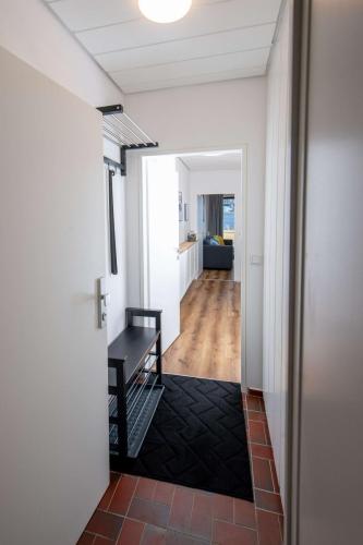 Eingangsbereich der Ferienwohnung in Winterberg mit Schuhregal und Garderobe