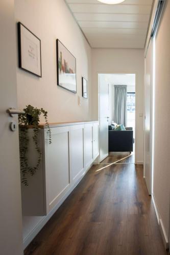 Blick vom Flur der Ferienwohnung in den Wohnbereich mit Sofa