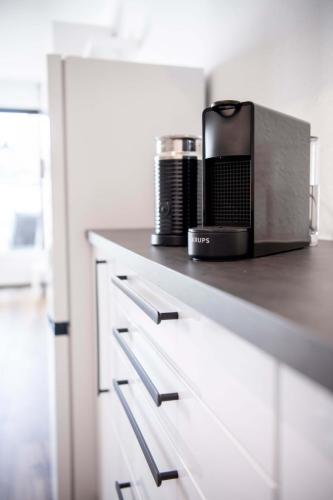 Kaffeemaschine mit Milchaufschäumer auf der Arbeitsplatte der Ferienwohnung in Winterberg