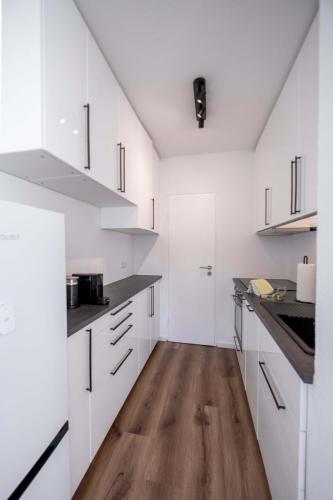 Voll ausgestattete Küche der Ferienwohnung in Winterberg mit Kühlschrank und Oberschränken