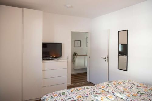 Schlafzimmer der Ferienwohnung in Winterberg mit Kleiderschrank, Kommode und Fernseher