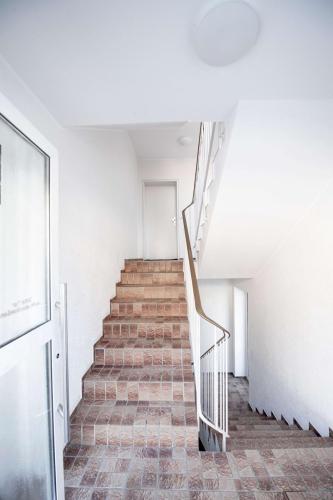 Helles Treppenhaus im Haus der Kunterbunten Ferienwohnung in Winterberg