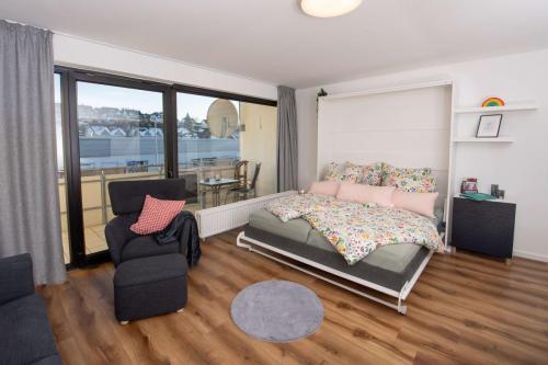 Ausgeklapptes zweites Doppelbett im Wohnbereich der Ferienwohnung in Winterberg