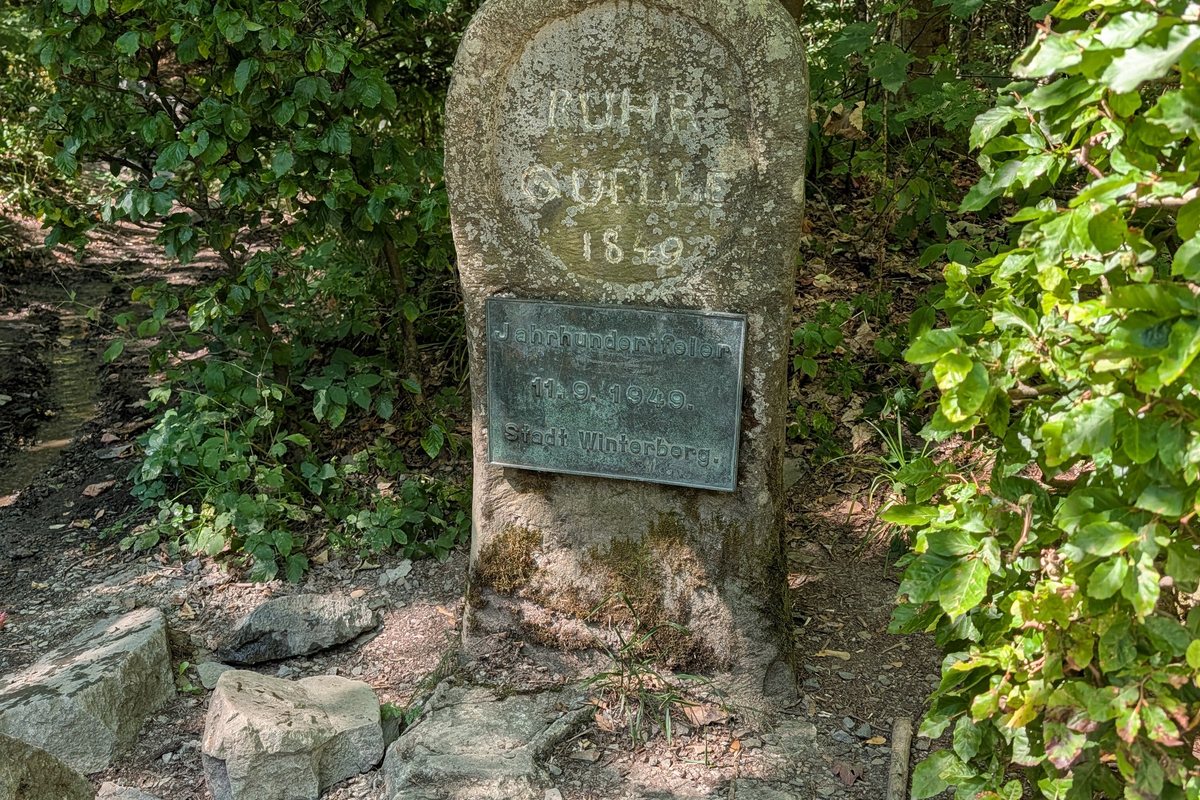 Quellstein der Ruhrquelle bei Winterberg mit der Inschrift Ruhr Quelle 1849