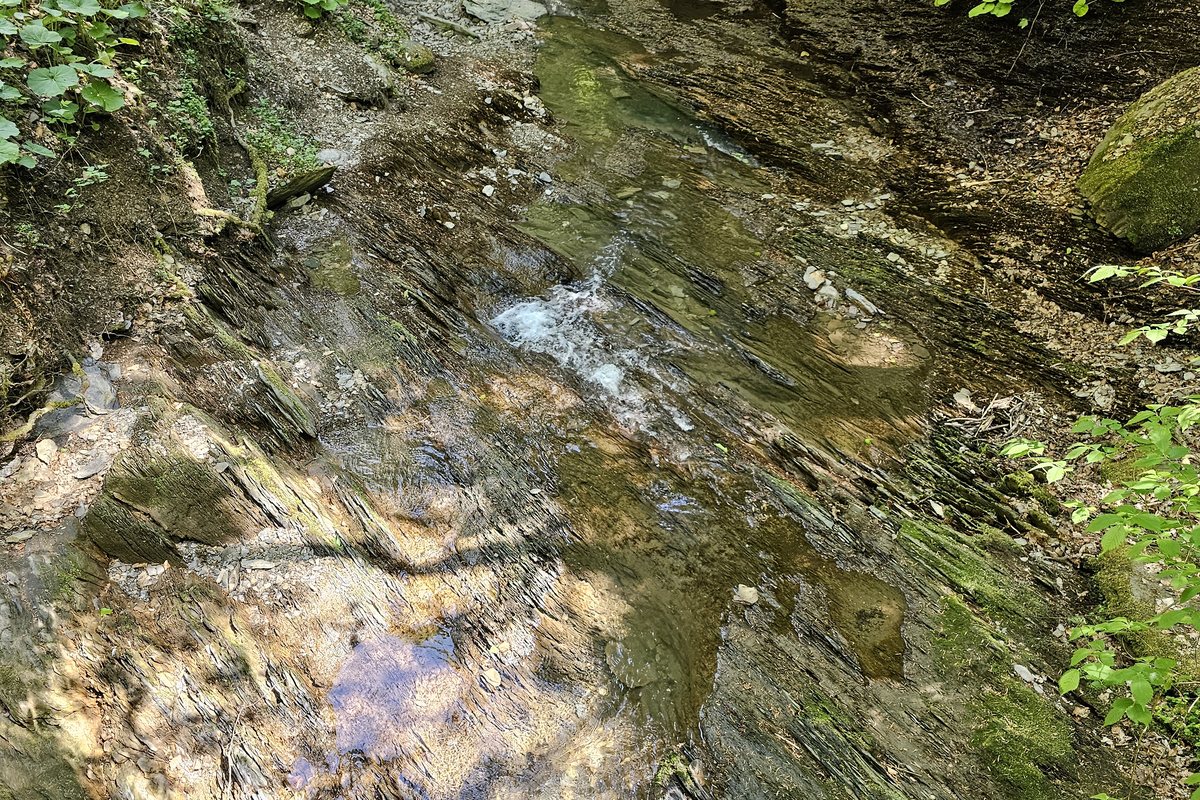 Bachlauf über Schieferplatten neben dem Wanderweg am Schluchten- und Brückenpfad im Helletal bei Winterberg