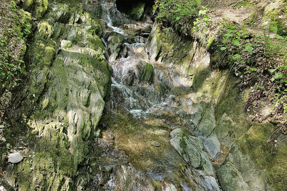 Kleiner Wasserfall über bemooste Felsstufen im Helletal am Schluchten- und Brückenpfad in Winterberg