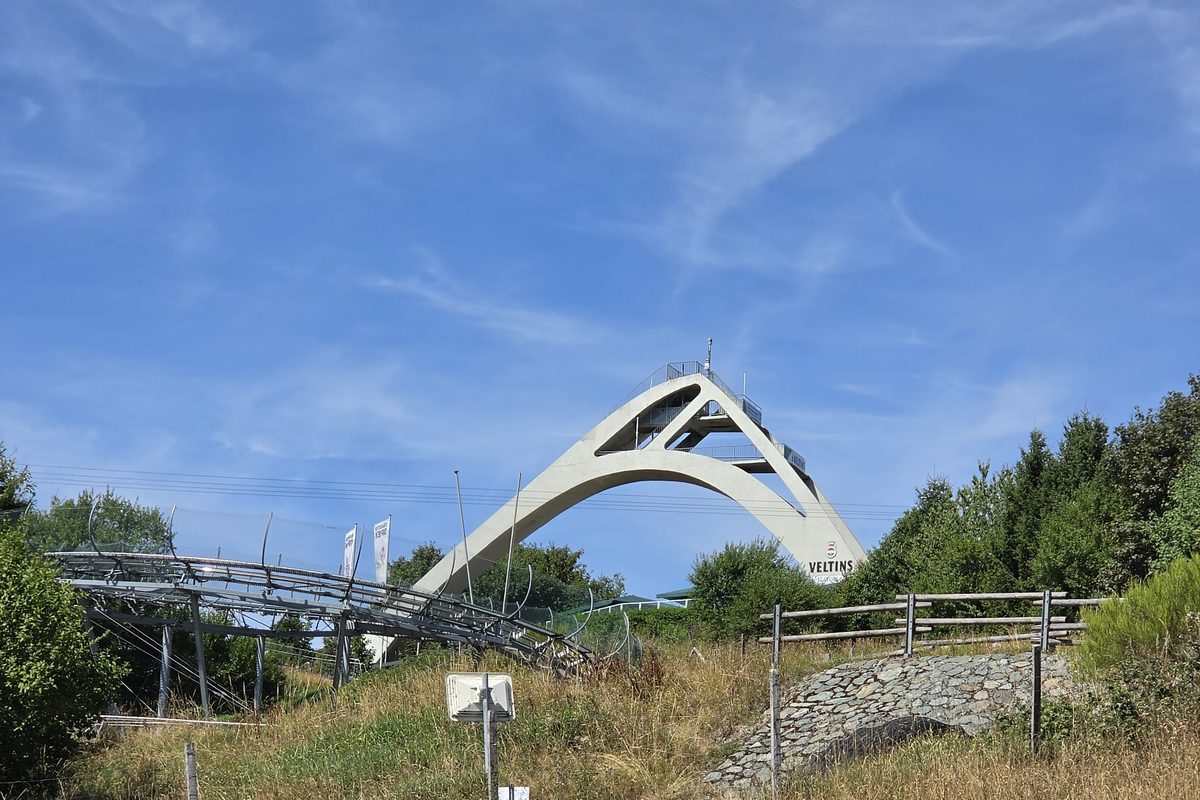 Die St.-Georg-Schanze am Herrloh bei Winterberg im Sommer, davor die Schiene eines Coasters